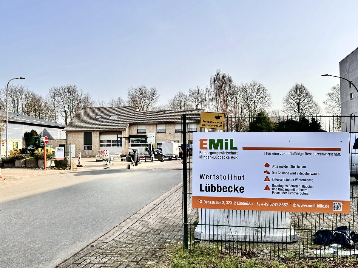 Einfahrt des Wertstoffhofs Lübbecke mit EMiL-Schild